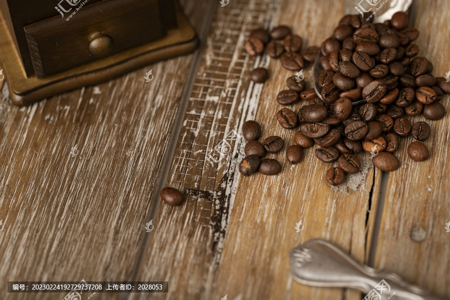 咖啡豆在木桌上