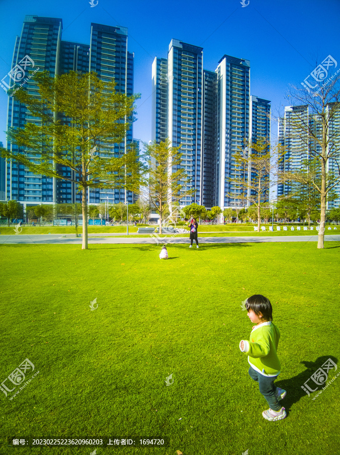 草坪上的小孩子