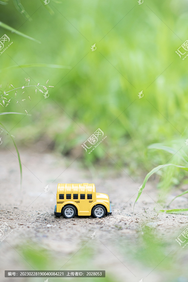 黄色玩具汽车草丛里图片