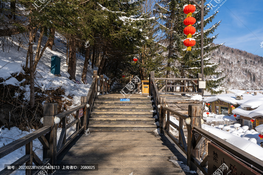 中国雪乡风景区观光木栈道