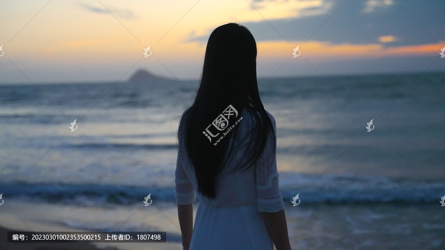 黄昏海边美女背景