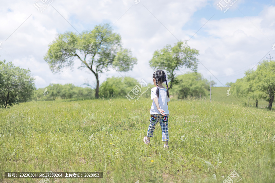 夏天奔跑在草地上的小女孩