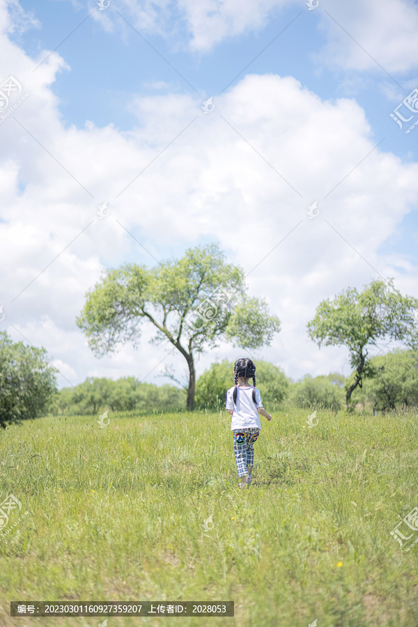 草地上奔跑玩耍的小姑娘