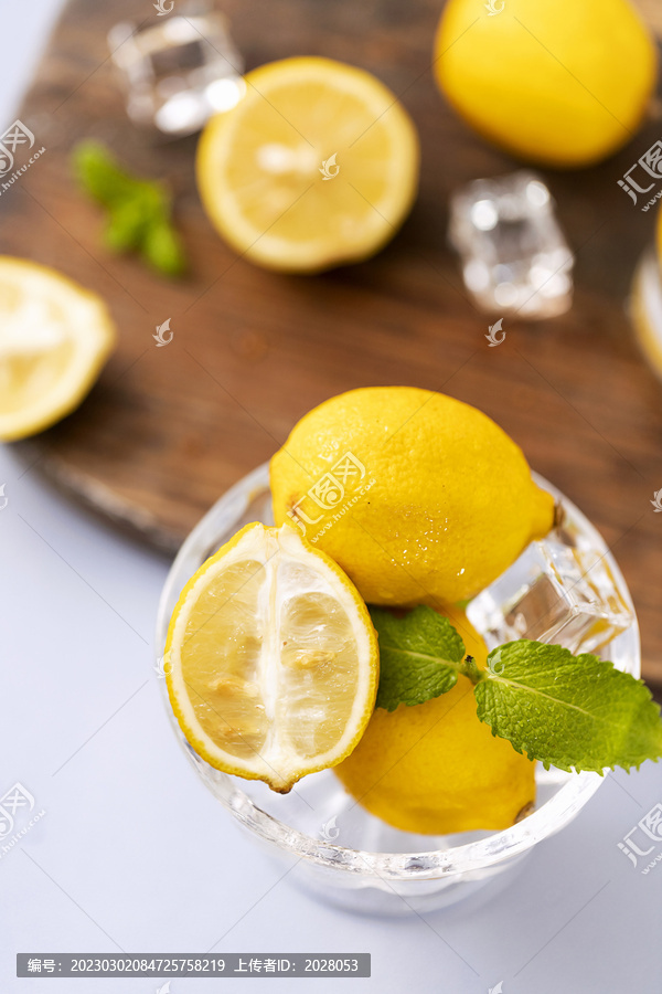 冰块水果柠檬夏天冷饮背景