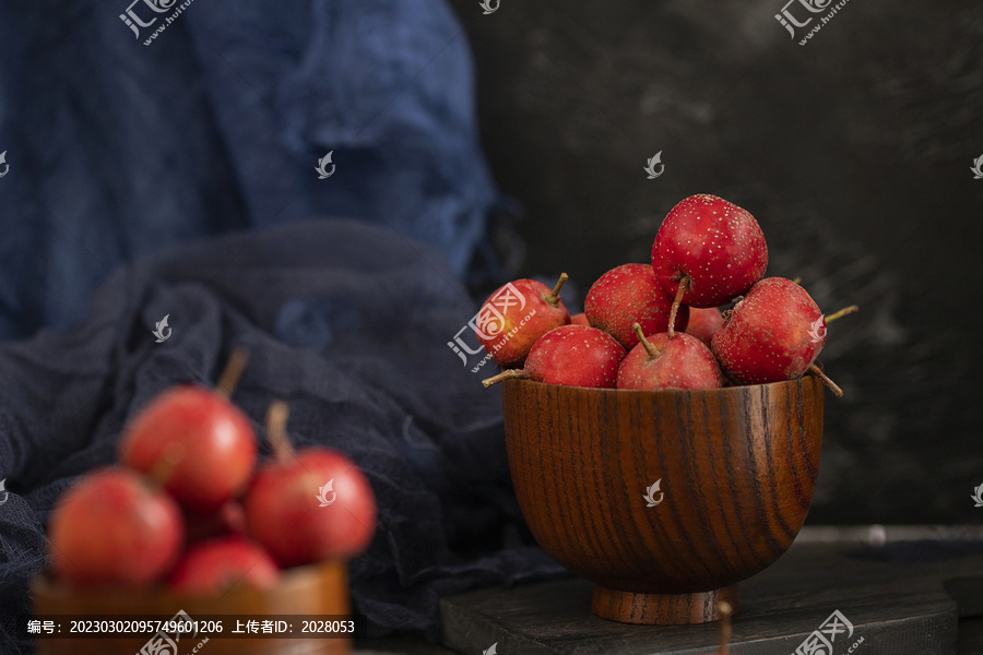 山楂山里红木桌背景图片
