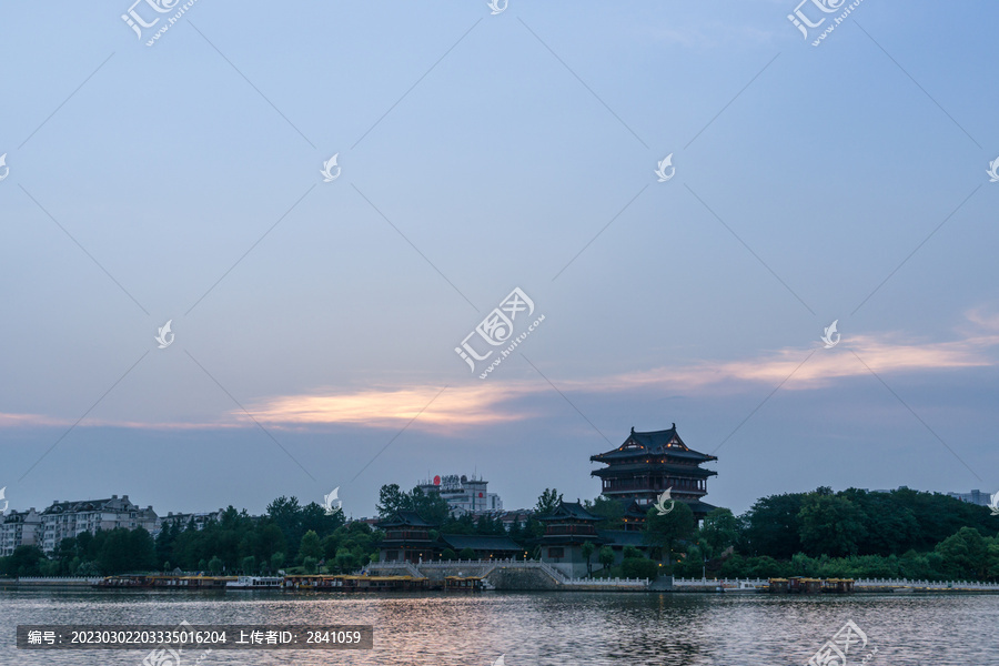 夕阳下的中国泰州凤城河景区