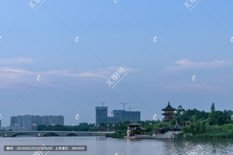 夕阳下的中国泰州凤城河景区