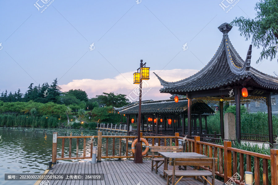 夕阳下的中国泰州凤城河景区