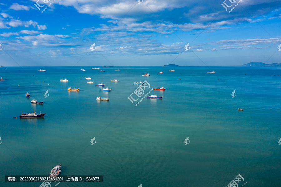 航拍海南三亚湾度假区海面船只