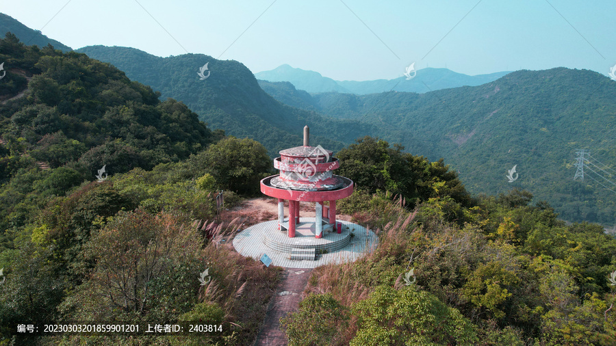 深圳马峦山郊野公园陈旧亭子