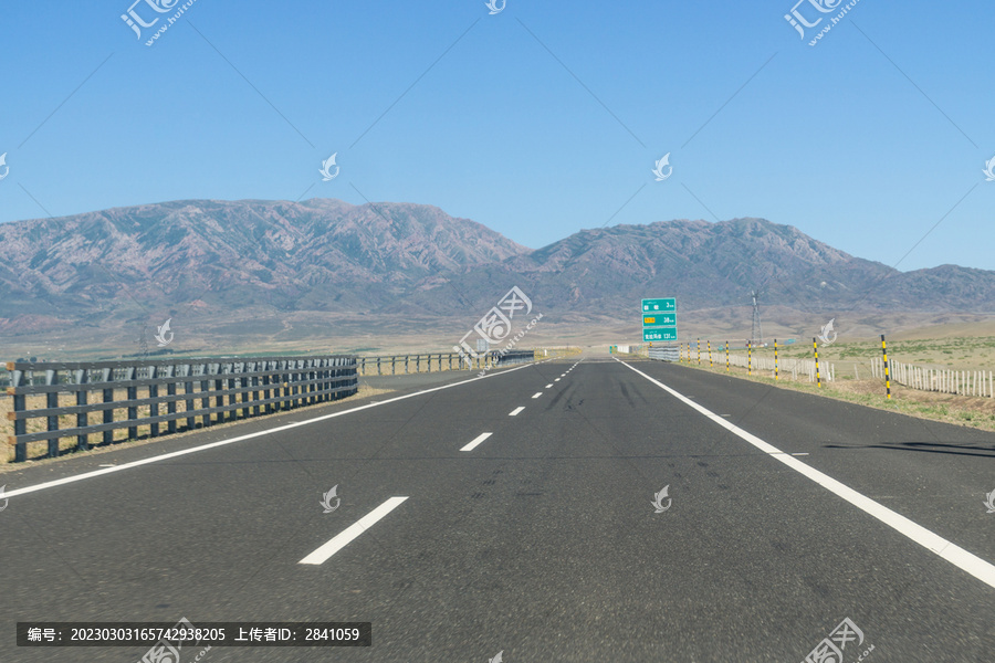 中国新疆塔城的戈壁滩高速公路