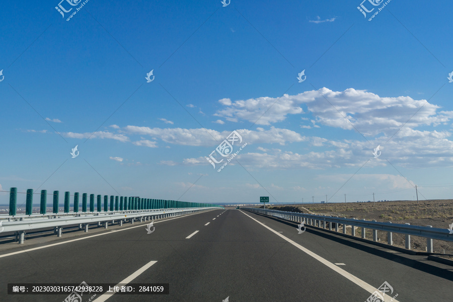 中国新疆塔城的戈壁滩高速公路