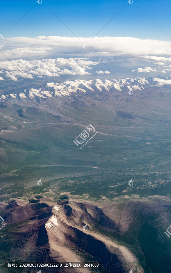 航拍中国新疆的山脉草原