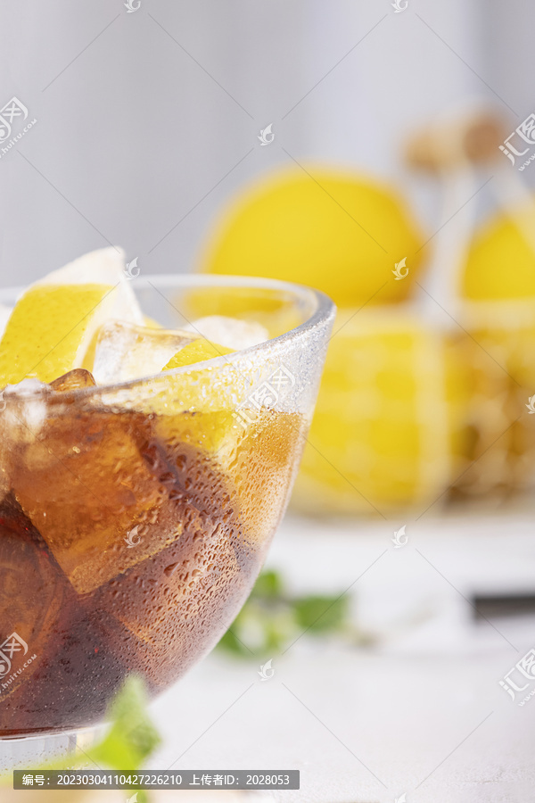 柠檬冰爽可乐夏日冷饮特写图片