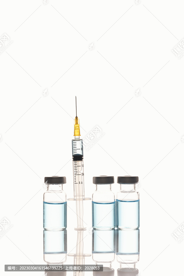 排列整齐的注射器与疫苗亮白