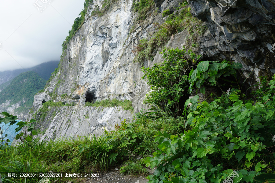 海边山上遗弃的隧道