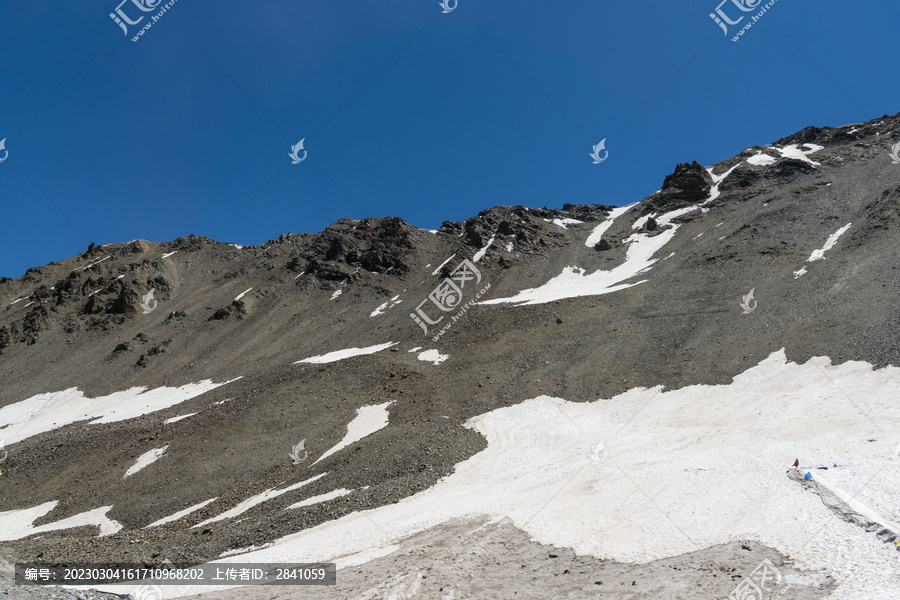 新疆独库公路的雪山