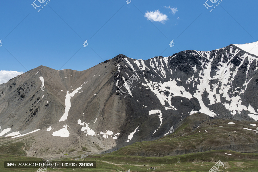 新疆独库公路的雪山