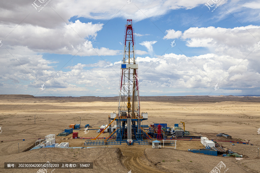 荒漠中的石油钻井井架