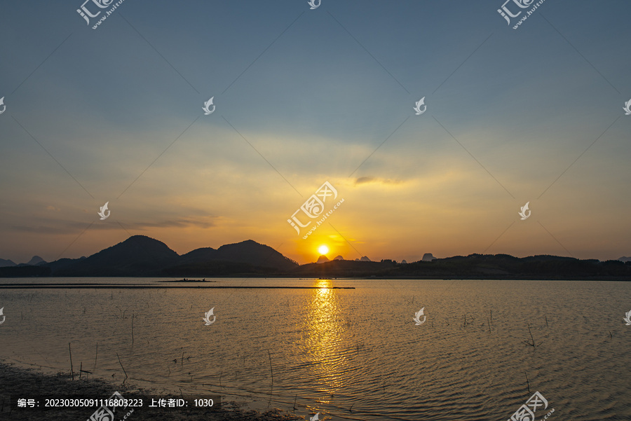 夕阳湖面风景