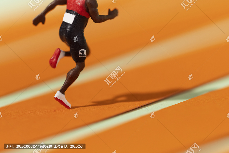 奔跑的运动员在赛道上创意图片