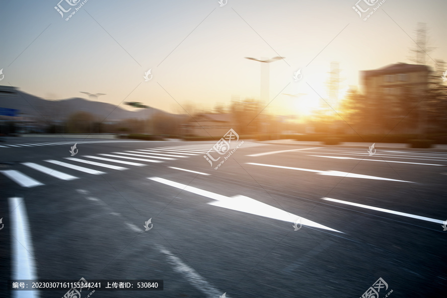 道路地面和模糊的城市景观