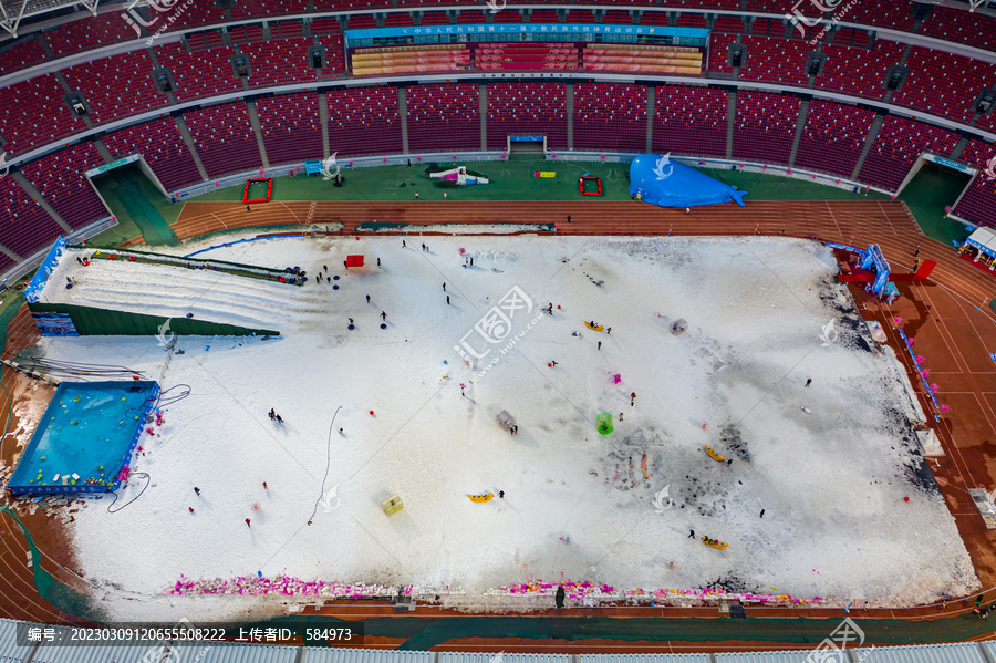 航拍郑州奥体中心人造雪滑雪场