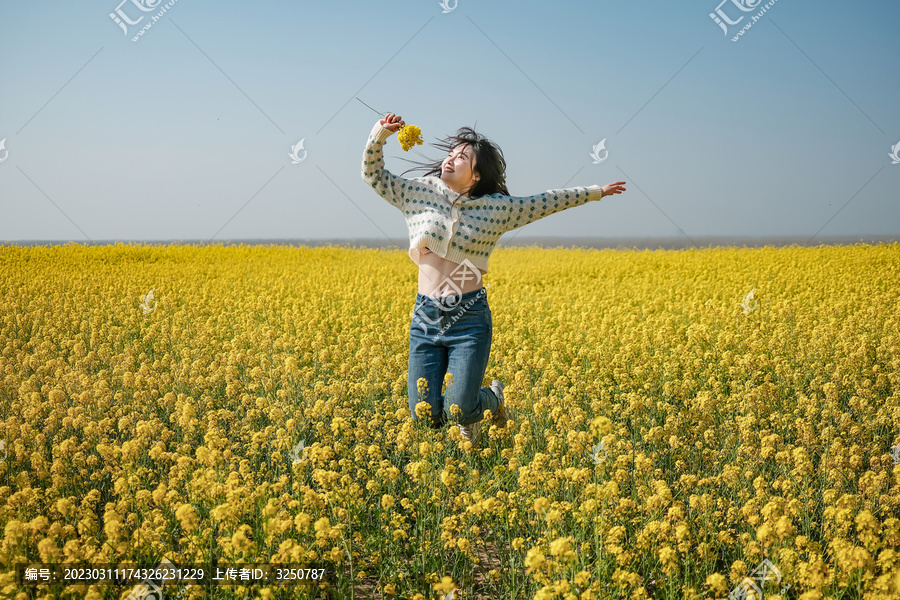 油菜花地的活力女人