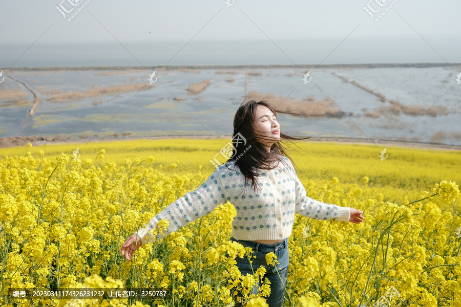 油菜花地的活力女人