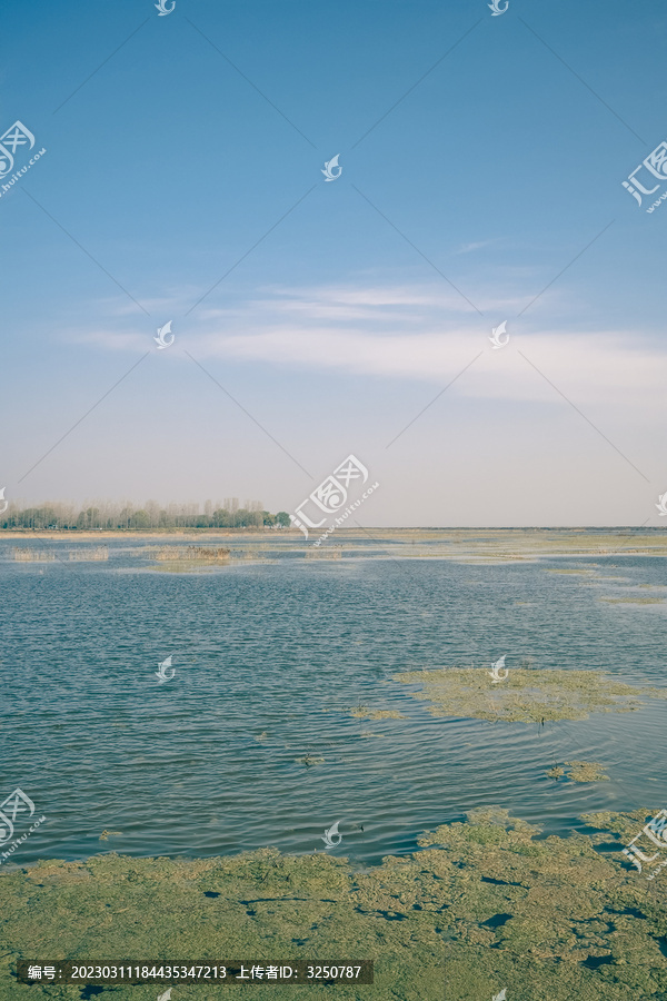 湛蓝湖泊水面