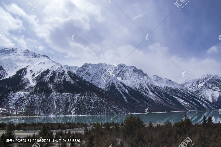 雪山然乌湖