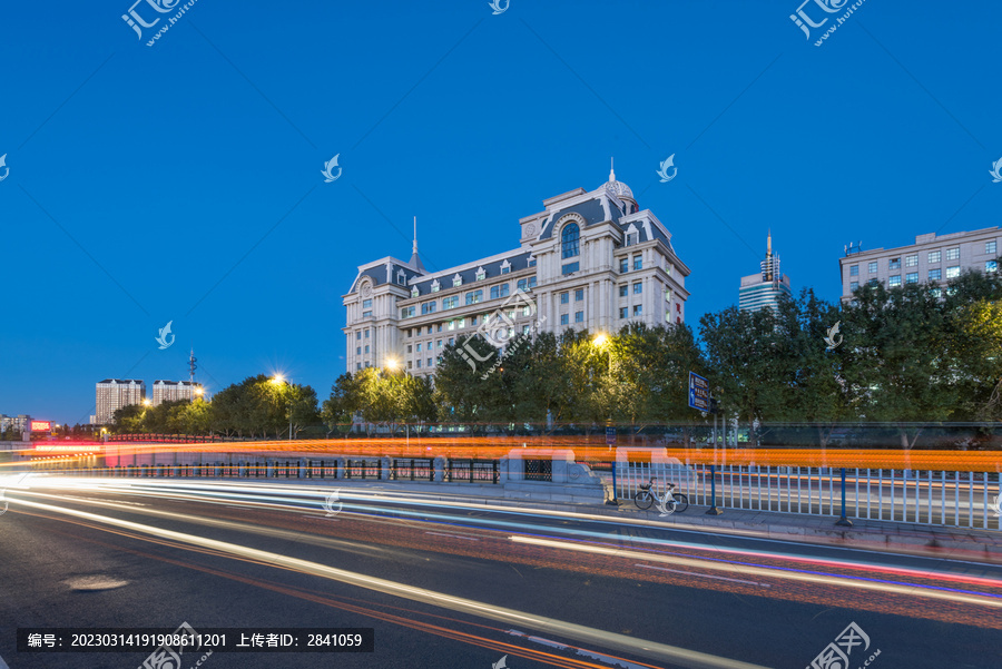 中国哈尔滨道路建筑夜景