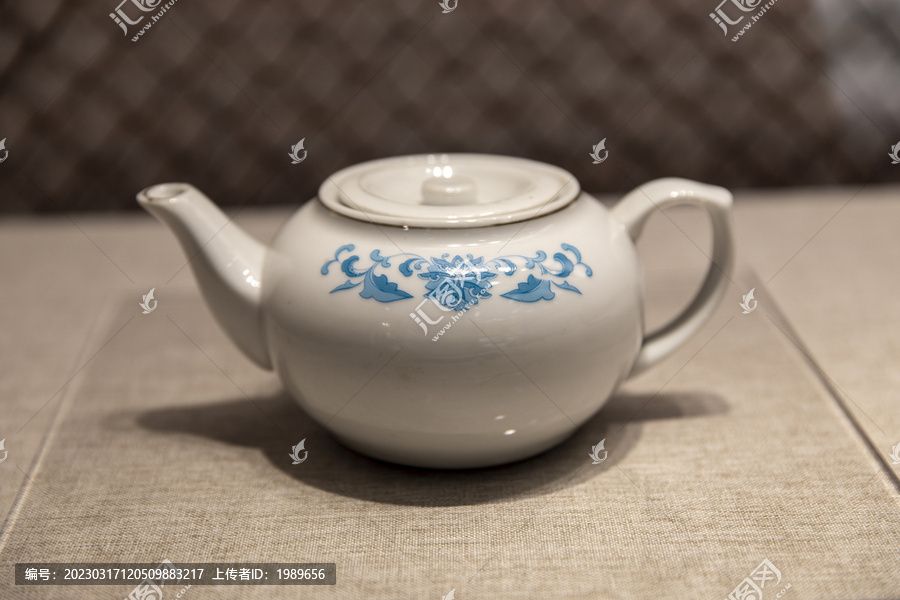 陶瓷纪念茶壶