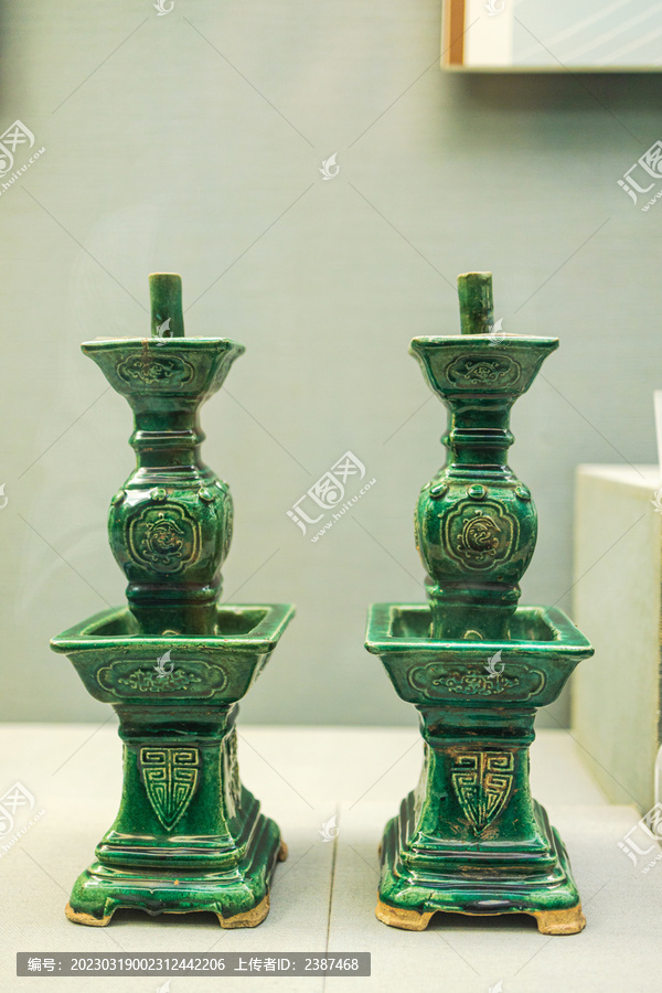 清代石湾窑绿釉方形烛台