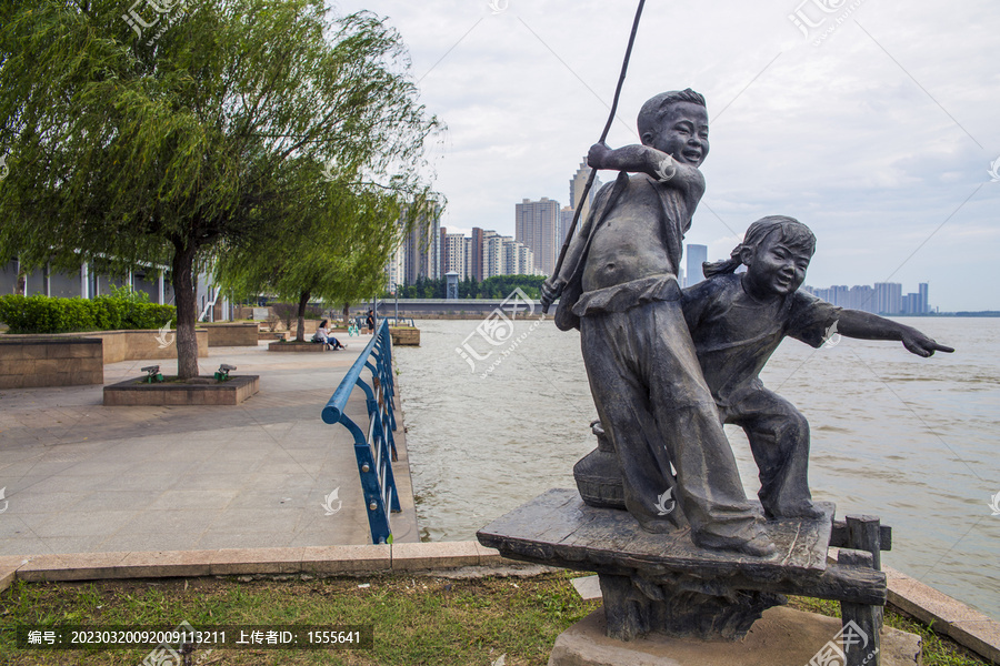 儿童钓鱼雕塑