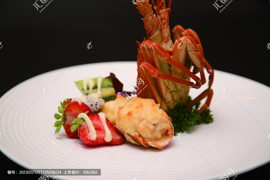 法式焗龙虾配鲜果沙拉