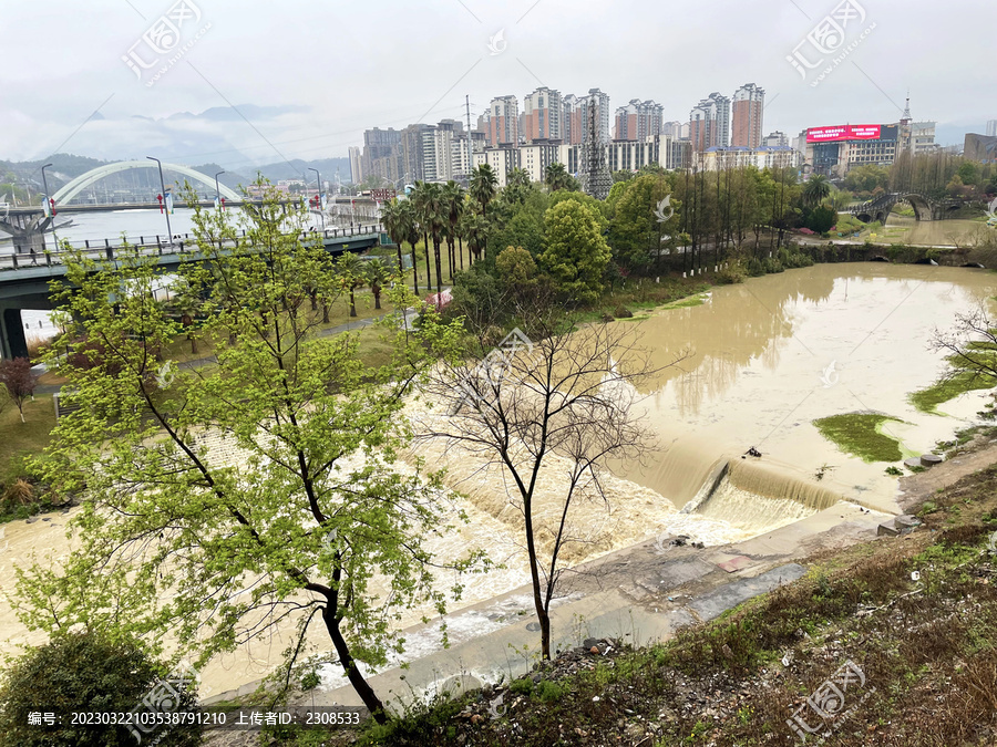 河水暴涨