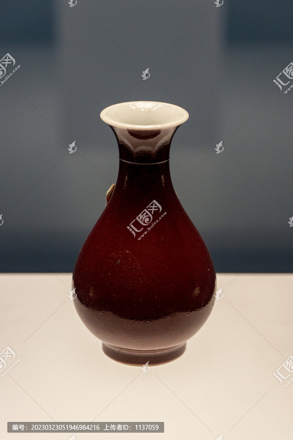 清乾隆祭红釉玉壶春瓶