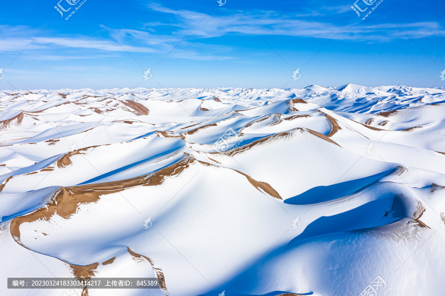 航拍巴丹吉林沙漠雪景