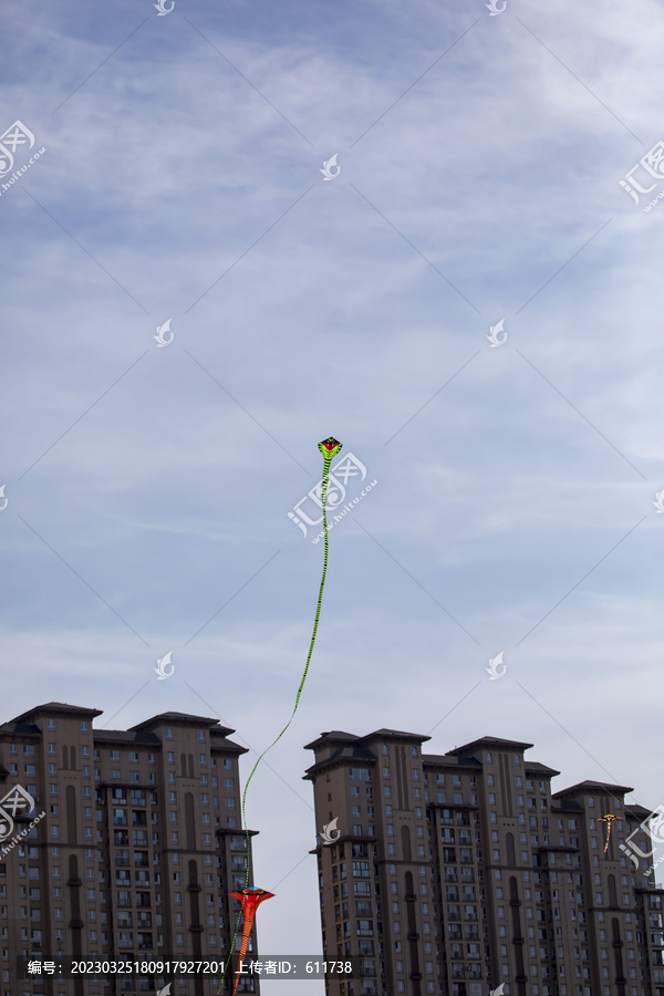 风筝在在住宅楼上空飞翔
