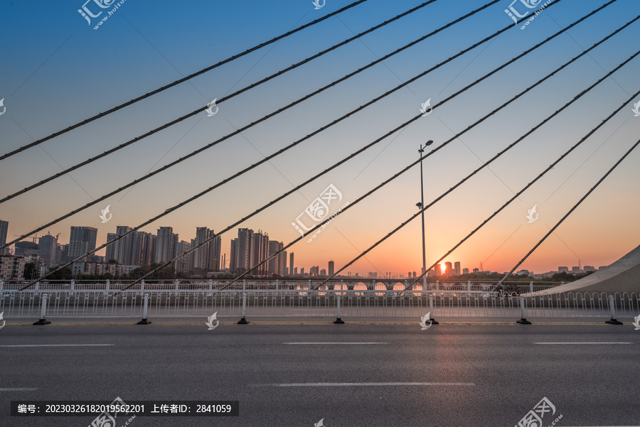 夕阳下中国抚顺的浑河大桥