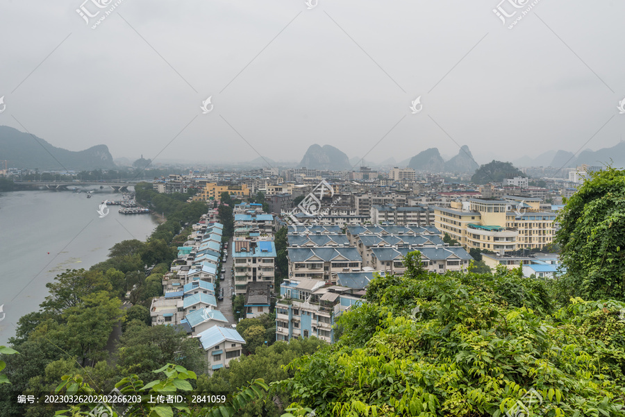 烟雨中的中国桂林城市风景