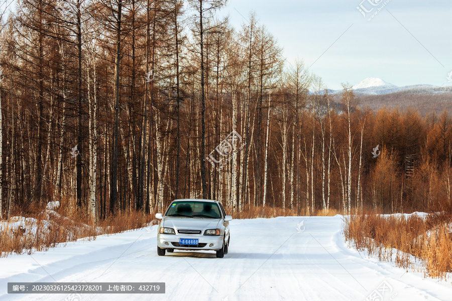 冬季森林积雪公路汽车