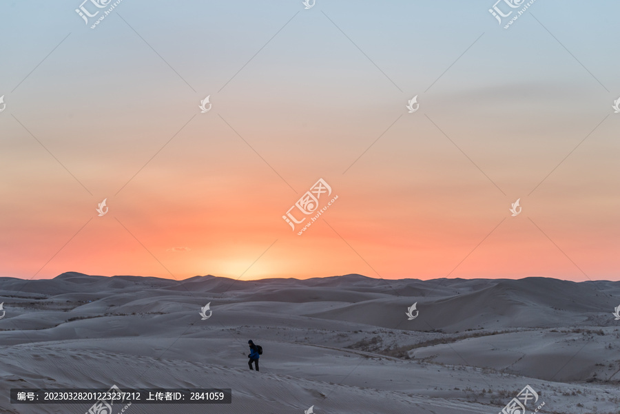 中国内蒙古夕阳下的沙漠