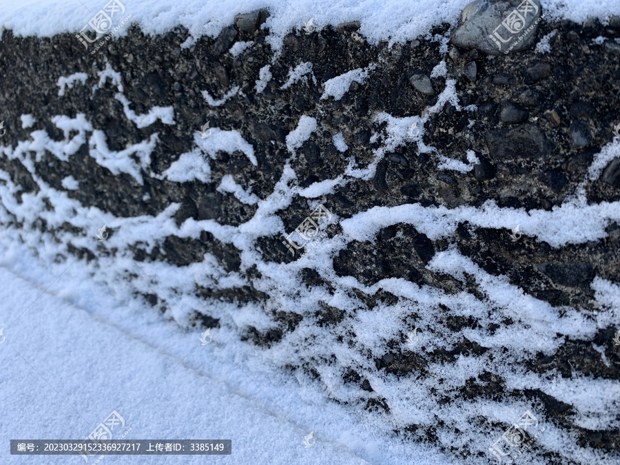 雪景墙壁上的落雪