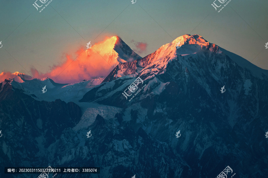 贡嘎雪山日照金山