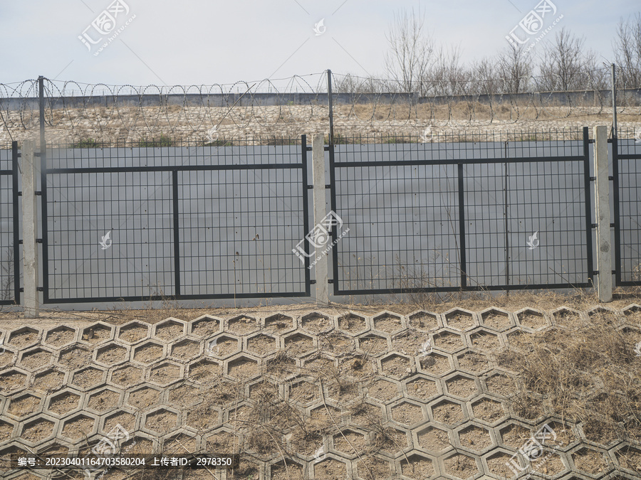 铁丝网防护墙