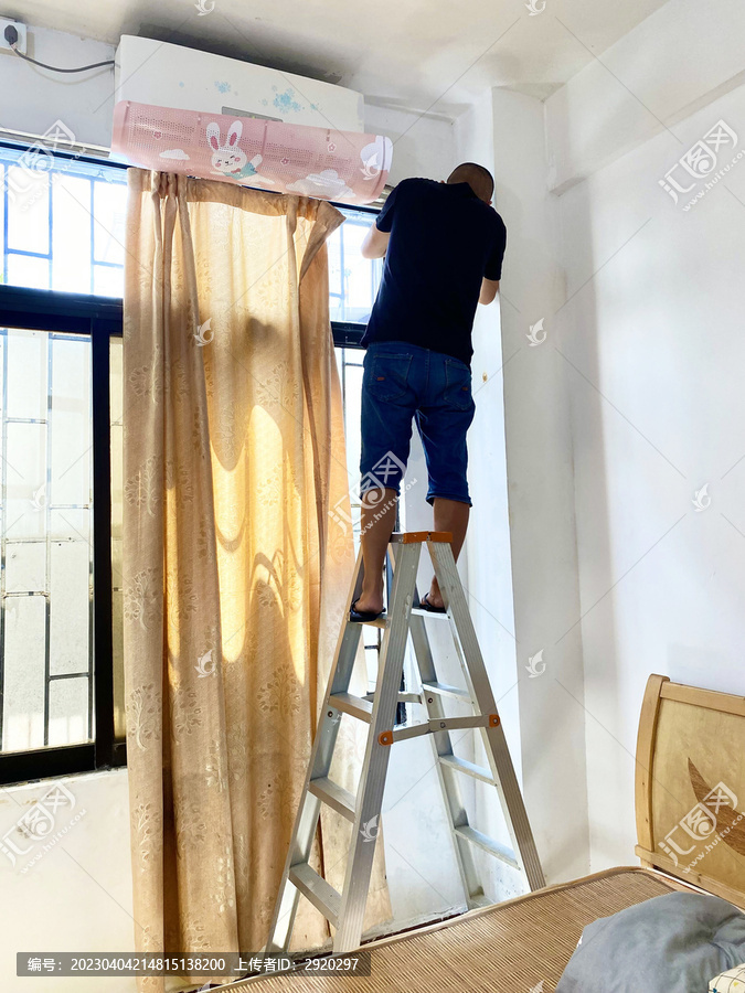 工人维修出租屋空调