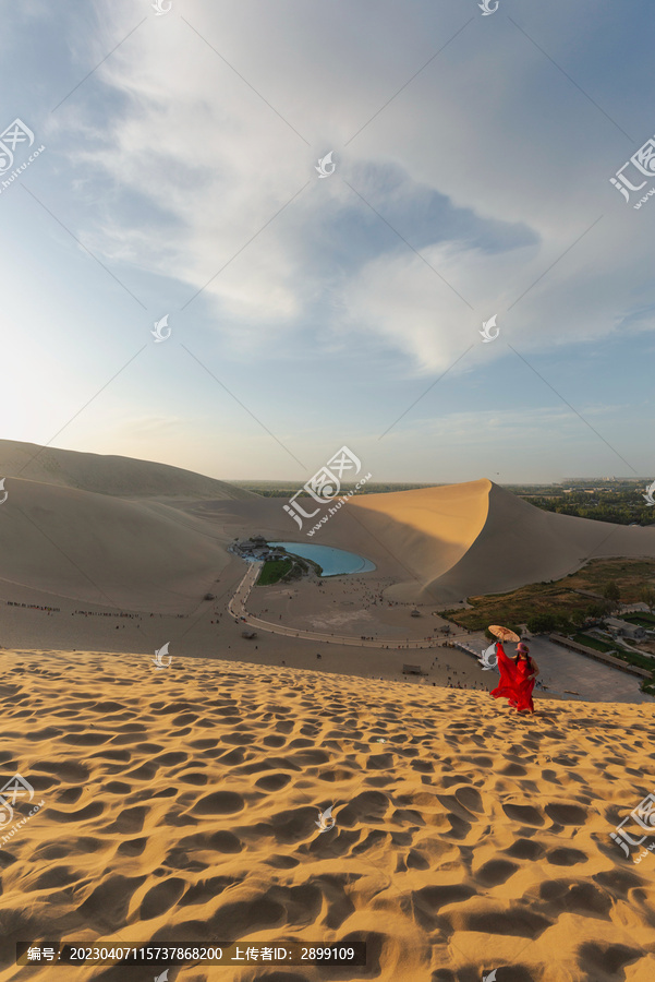 敦煌鸣沙山月牙泉自然风景