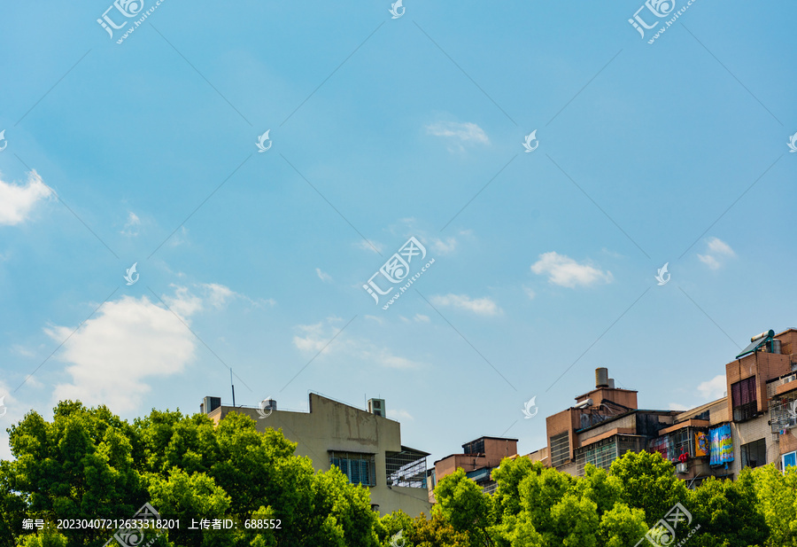 天空房屋树景